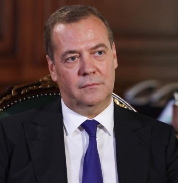 Медведев прокомментировал назначение Ермака главой делегации Украины