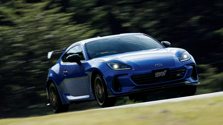 Представлен Subaru BRZ STI Sport Type RA — с гоночным 2,4-литровым мотором, 18-дюймовыми колёсами BBS и тормозами Brembo. Возможность купить машину разыграют в лотерею