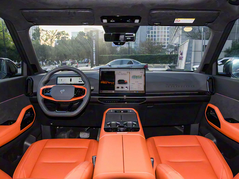 Рама, 1220 км на баке бензина, 421 л.с., полный привод, встроенный холодильник — за 230 тыс. юаней (2,65 млн рублей). В КНР представлен Ford Bronco Sport