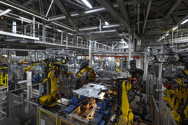 Роботы Fanuc и Yaskawa, 760 граммов воска и 600 тысяч деталей в сутки: раскрыты подробности о том, как собирают машины Tenet на бывшем российском заводе Volkswagen