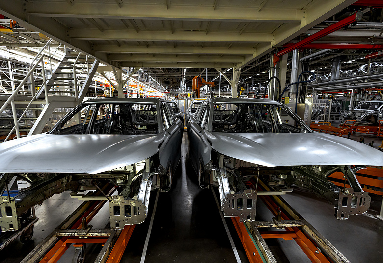 Роботы Fanuc и Yaskawa, 760 граммов воска и 600 тысяч деталей в сутки: раскрыты подробности о том, как собирают машины Tenet на бывшем российском заводе Volkswagen