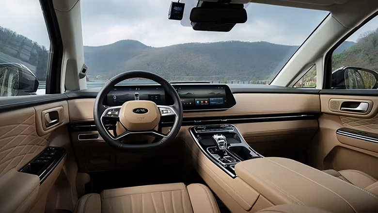 Аналог Toyota Alphard с 2,0-литровым мотором и 8-ступенчатым «автоматом» и топовым оснащением — всего 4,7 млн рублей. В России стартовали продажи JAC RF8