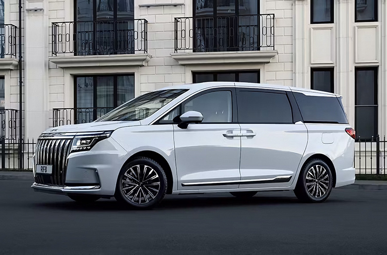 Аналог Toyota Alphard с 2,0-литровым мотором и 8-ступенчатым «автоматом» и топовым оснащением — всего 4,7 млн рублей. В России стартовали продажи JAC RF8