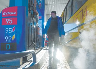 Бензин в России стал дороже, чем в США, на 8%