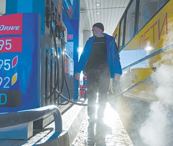 Бензин в России стал дороже, чем в США, на 8%