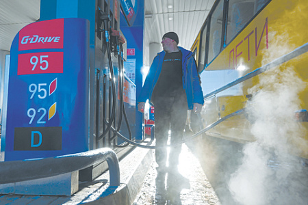 Бензин в России стал дороже, чем в США, на 8%