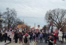 Более ста человек пришли к Белому дому на митинг против политики Трампа