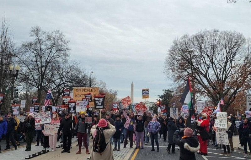 Более ста человек пришли к Белому дому на митинг против политики Трампа