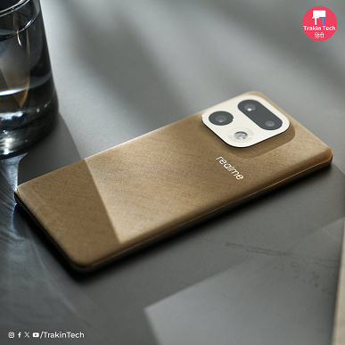 Довольно необычный задник. Realme 16 Pro+ предстал во всей красе на качественных живых фотографиях