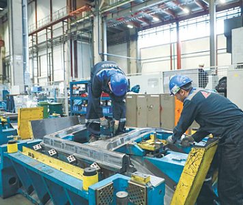 Экономике не хватает рабочих, машинистов и сборщиков