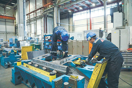 Экономике не хватает рабочих, машинистов и сборщиков