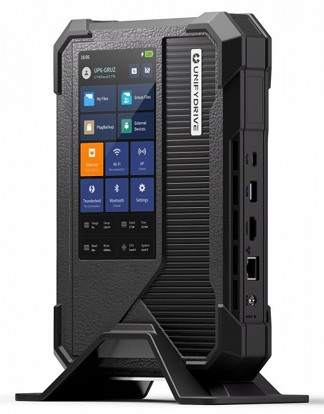 Это мобильный миниПК-NAS с аккумулятором и большим экраном. UnifyDrive UP6 позволяет установить шесть SSD и до 96 ГБ ОЗУ