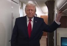 Forbes: Трампа во время пресс-подхода ударили дверью туалета на борту самолета