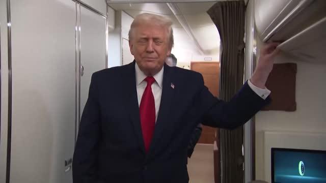 Forbes: Трампа во время пресс-подхода ударили дверью туалета на борту самолета