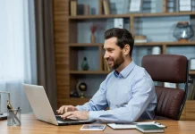 Frostpunk 2 геймплейный обзор выживание города индустриализация и моральные дилеммы