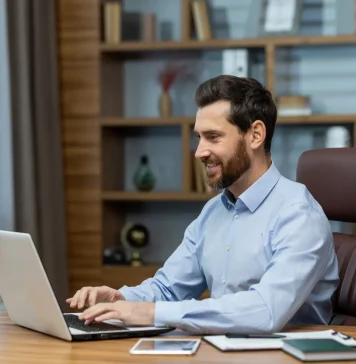 Frostpunk 2 геймплейный обзор выживание города индустриализация и моральные дилеммы