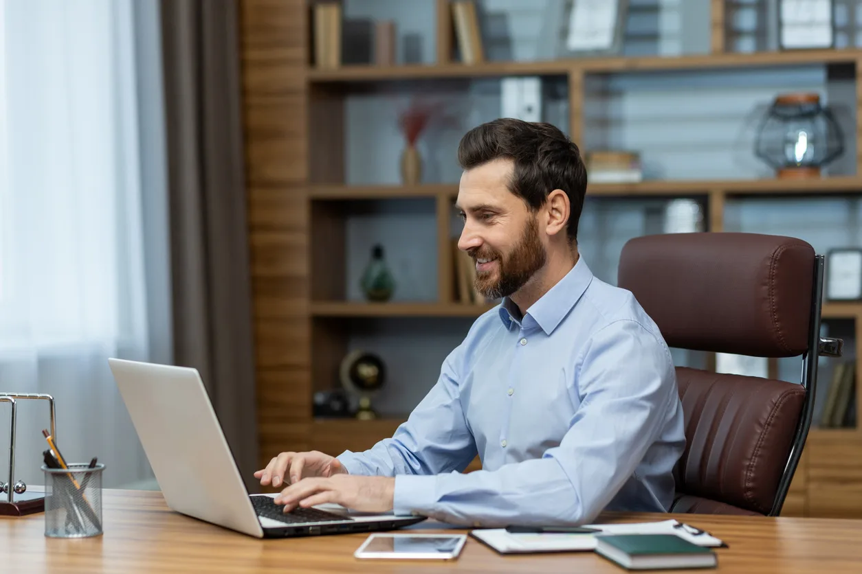 Frostpunk 2 геймплейный обзор выживание города индустриализация и моральные дилеммы