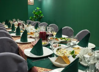 Организация поминальных обедов в трапезной храма: традиции, обычаи и нюансы