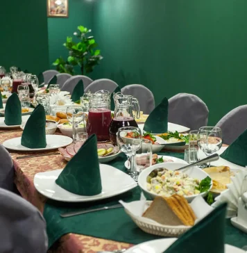 Организация поминальных обедов в трапезной храма: традиции, обычаи и нюансы