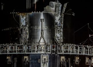 Изувеченный Super Heavy нового поколения после взрыва доставили по частям на утилизацию. Новый Booster 19 уже почти готов