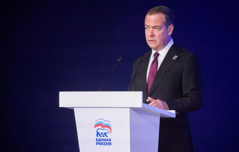 Медведев: МРОТ в 2026 году почти на треть превысит прожиточный минимум