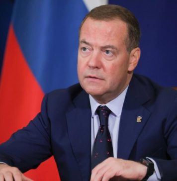 Медведев: Зеленский референдумом о территориях добивается замедления переговоров