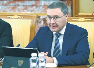 Министр науки и высшего образования РФ Валерий Фальков поздравил главного редактора НГ с 35-летием газеты