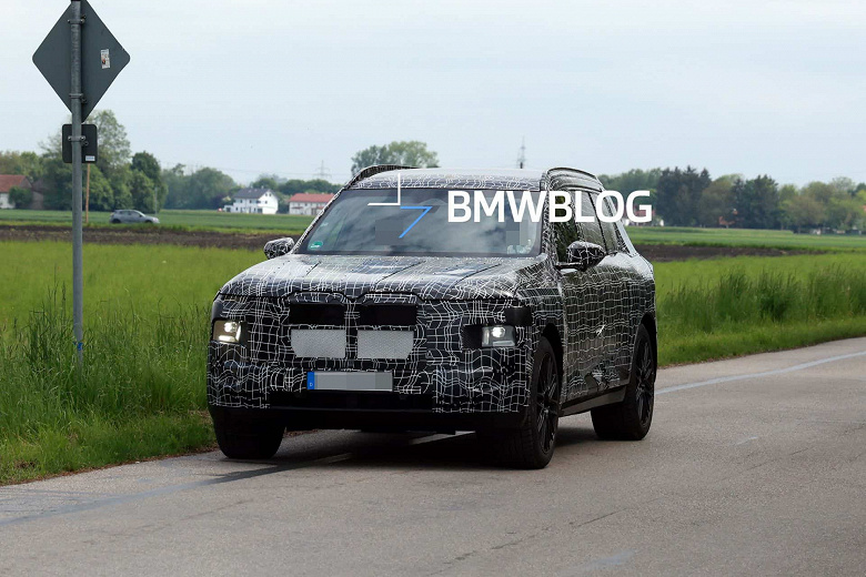 Прототип нового BMW X7 2027 замечен по дорогам Европы: кроссовер получит автоматические двери, а также вентиляцию и массаж задних кресел