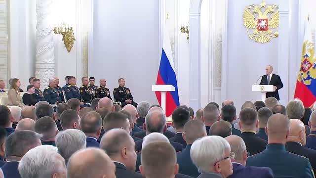 Путин: общий вектор развития РФ складывается вокруг семьи и Родины