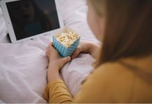 Просмотр фильмов вечерами: искусство отдыха и вдохновения