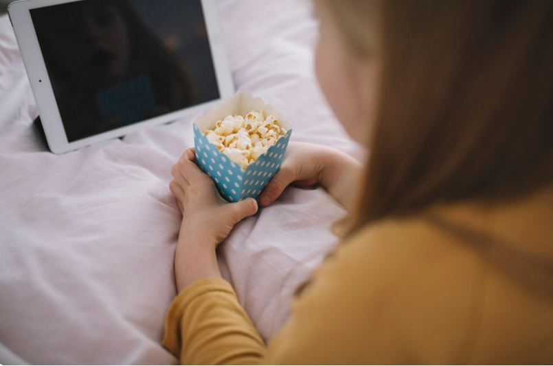 Просмотр фильмов вечерами: искусство отдыха и вдохновения