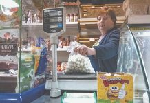 Уровень бедности в России достиг рекордно низких значений