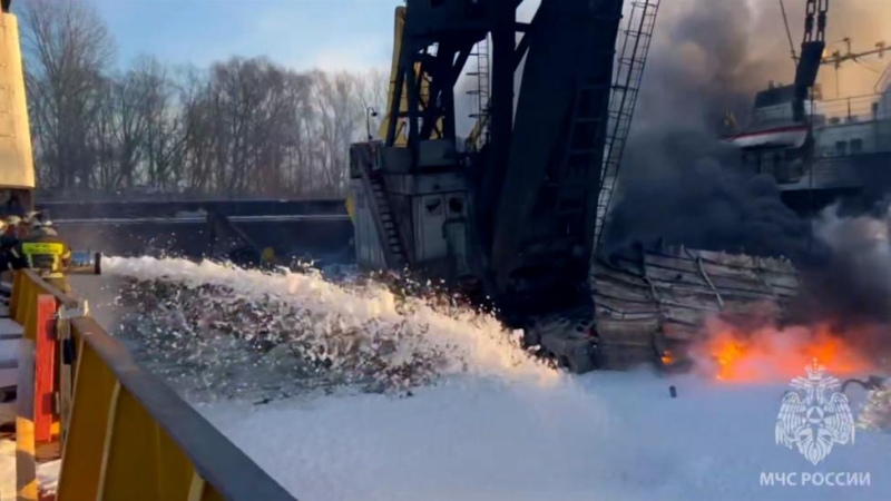 В Нижнем Новгороде во время пожара на плавкране погиб человек