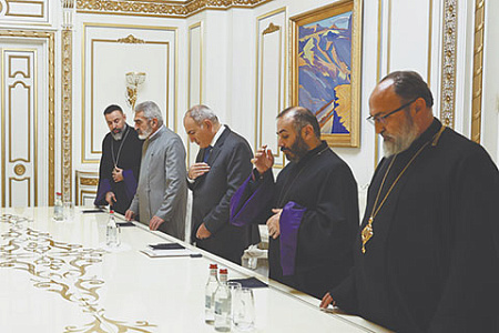 3. Пашинян «низложил» главу Армянской церкви