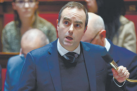 4. Во Франции за год сменилось два правительства и отложена пенсионная реформа