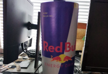 Банка Red Bull, которая тянет Doom и Mortal Kombat. Энтузиаст собрал компьютер для ретро-игр в небольшом цилиндрическом корпусе, стилизованном под банку Red Bull