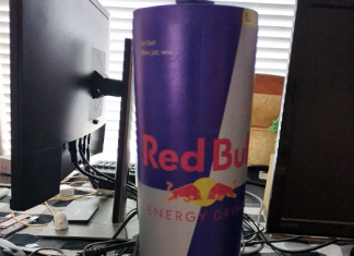 Банка Red Bull, которая тянет Doom и Mortal Kombat. Энтузиаст собрал компьютер для ретро-игр в небольшом цилиндрическом корпусе, стилизованном под банку Red Bull