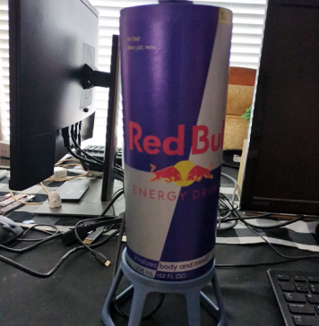 Банка Red Bull, которая тянет Doom и Mortal Kombat. Энтузиаст собрал компьютер для ретро-игр в небольшом цилиндрическом корпусе, стилизованном под банку Red Bull