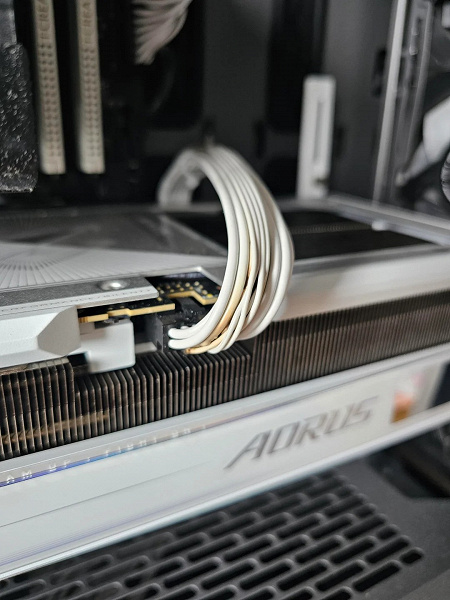 «Да, атомные электростанции 5090 всё ещё плавятся; не покупайте Nvidia». Пользователь Reddit встретил первый день нового года с оплавленным разъёмом питания