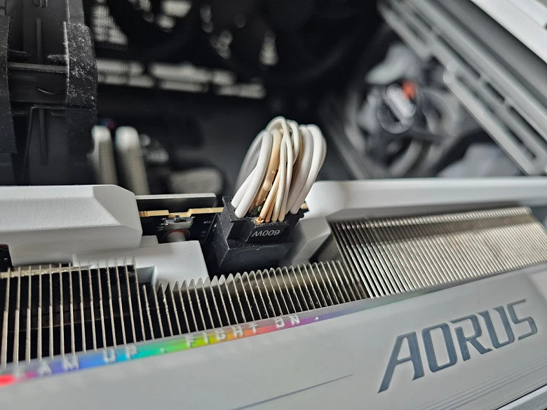 «Да, атомные электростанции 5090 всё ещё плавятся; не покупайте Nvidia». Пользователь Reddit встретил первый день нового года с оплавленным разъёмом питания