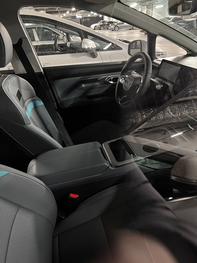 Его будут выпускать на «Москвиче»: электромобиль UMO 5 от «Яндекс Электро» засняли вживую в Москве