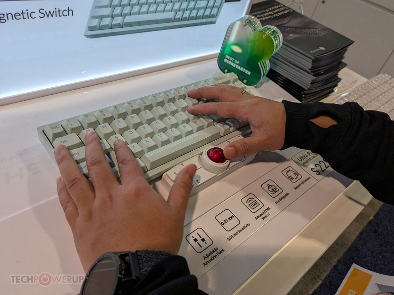 Этот трекбол удобно размещать прямо под клавиатурой. Keychron Nape Pro сам определяет ориентацию в пространстве и перенастраивает кнопки