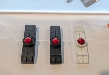 Этот трекбол удобно размещать прямо под клавиатурой. Keychron Nape Pro сам определяет ориентацию в пространстве и перенастраивает кнопки