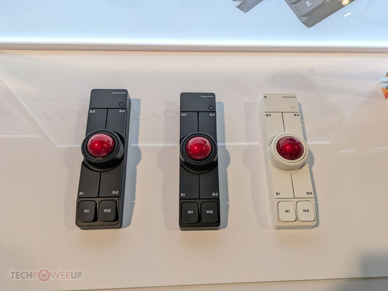 Этот трекбол удобно размещать прямо под клавиатурой. Keychron Nape Pro сам определяет ориентацию в пространстве и перенастраивает кнопки