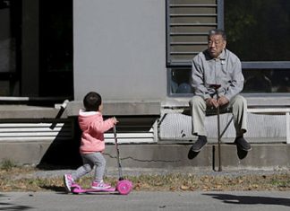 Китай постепенно стареет и теряет население