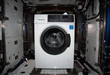 Космонавты на МКС получат стиральную машину и душ