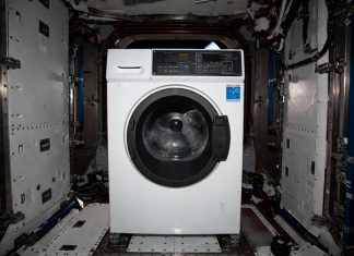 Космонавты на МКС получат стиральную машину и душ