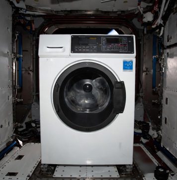 Космонавты на МКС получат стиральную машину и душ