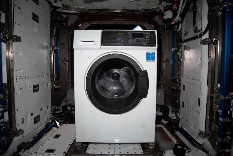 Космонавты на МКС получат стиральную машину и душ