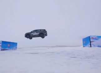 Обычный неподготовлленный Changan CS75 Plus, который продаётся и в России, прыгнул на 20 м при -30 °C и установил мировой рекорд Гиннесса